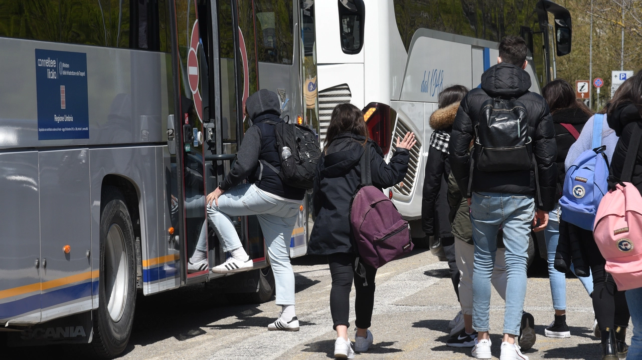Studenti che salgono sull’autobus per andare a scuola (foto d’archivio): Autolinee Toscane mette in guardia rispetto alle recenti segnalazioni di tentativi di truffa telematica