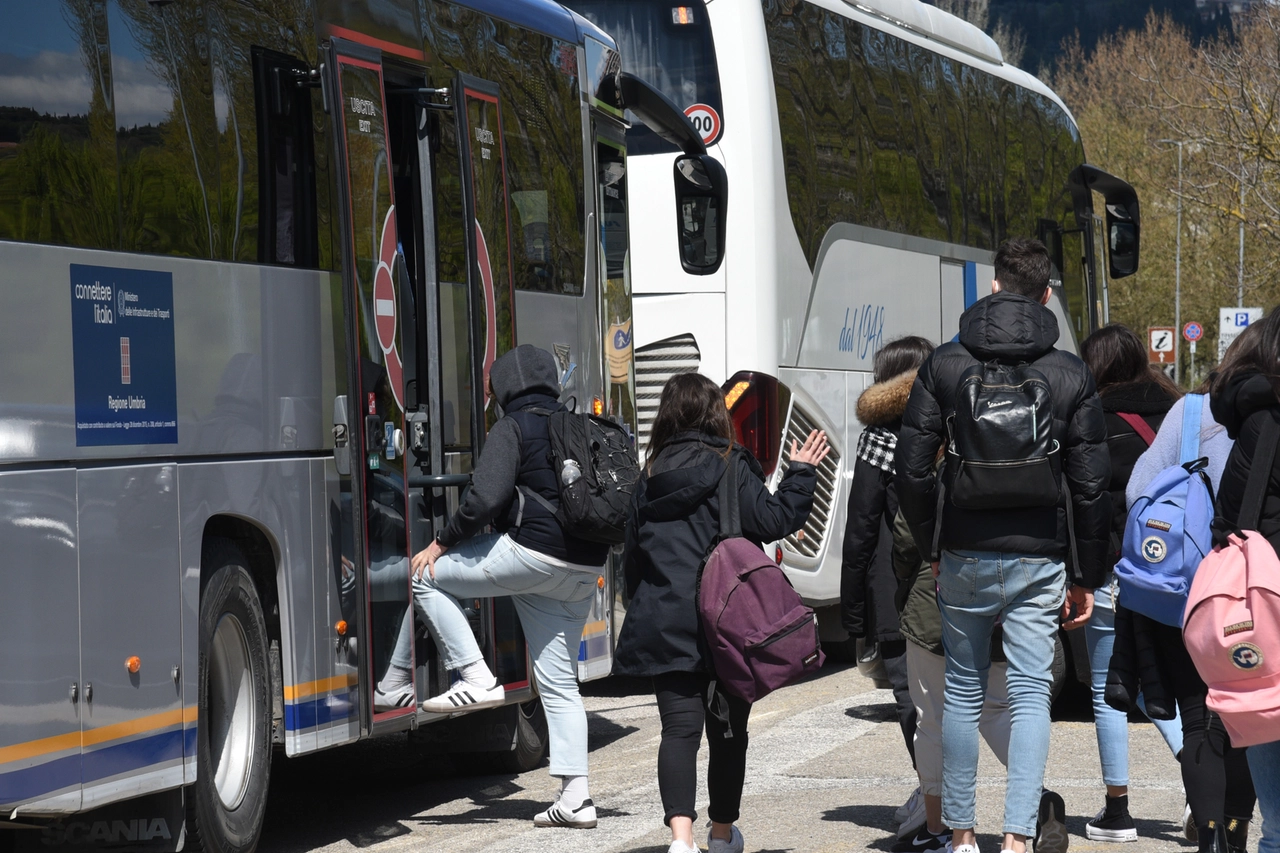 FE_AUTOBUS-STUDENTI-3-95319080