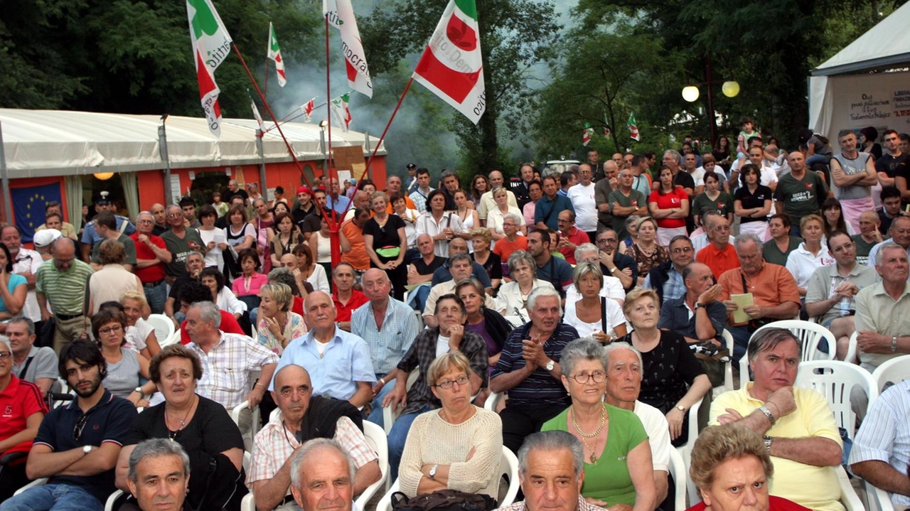 Folla durante il comizio di Massimo D’Alema nel 2008 alla Festa dell’Unità al parco delle Cascine Folla durante il comizio di Massimo D’Alema nel 2008 alla Festa dell’Unità al parco delle Cascine