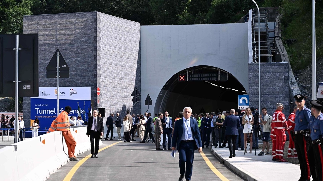 Il vicepremier alla cerimonia per la riapertura del tunnel Il vicepremier alla cerimonia per la riapertura del tunnel