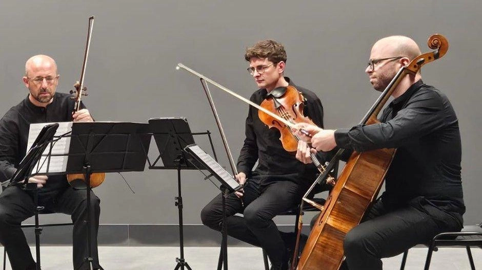 Tre dei quattro elementi che compongono il Memorian String Quartet, di scena questa sera al Museo Diocesano di Brugnato