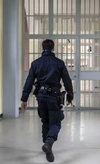 Agenti penitenziari indagati, blitz nell’Aretino