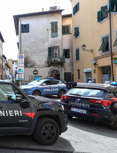 Rapina di giorno in strada. Lo ferma con una scusa e gli porta via il cellulare