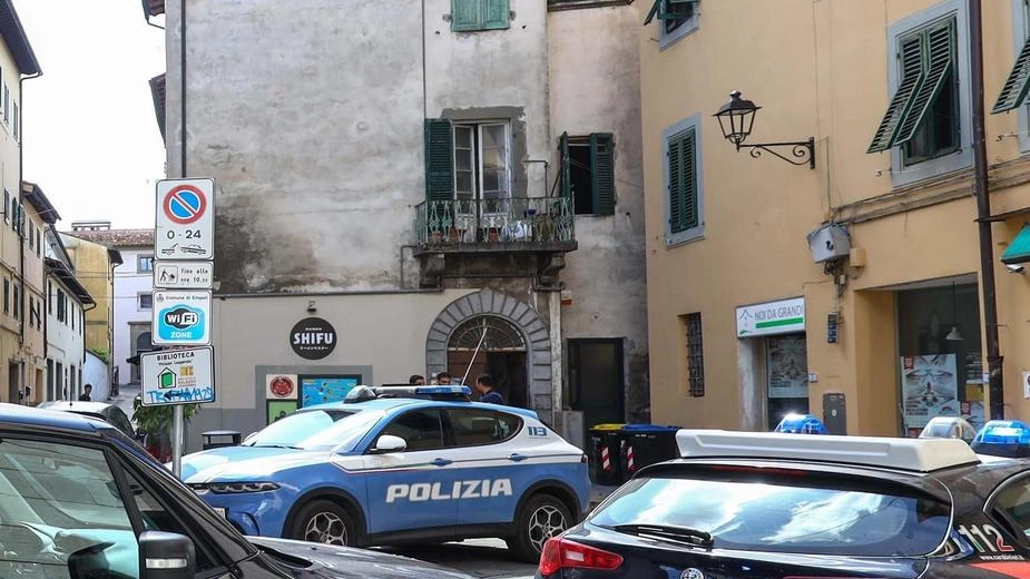 La polizia e i carabinieri in piazzetta delle Stoviglie (Tommaso Gasperini/Germogli) La polizia e i carabinieri in piazzetta delle Stoviglie (Tommaso Gasperini/Germogli)