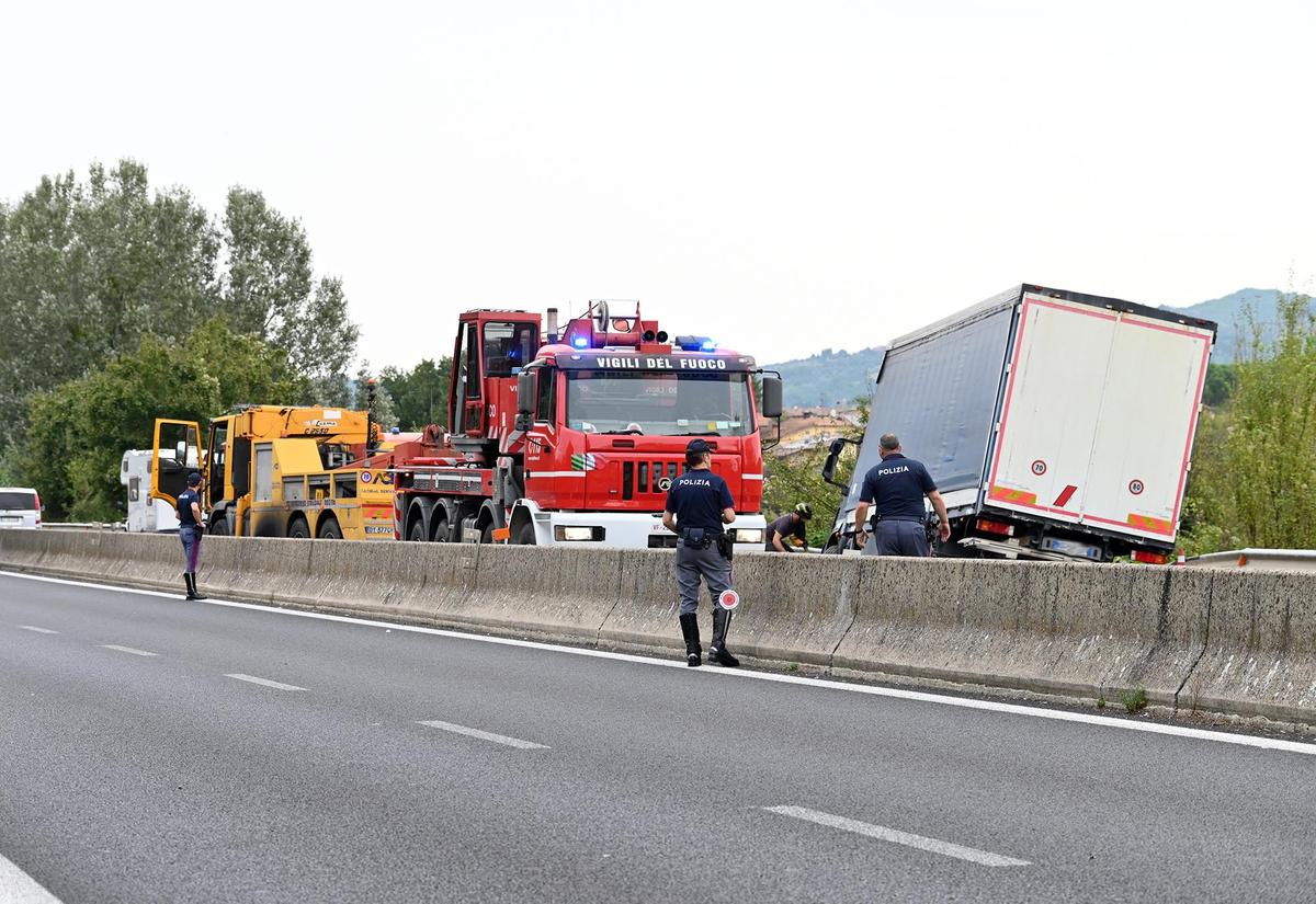 Travolta e uccisa a 8 anni sulla E45. Il conducente del camion indagato per omicidio stradale Travolta e uccisa a 8 anni sulla E45. Il conducente del camion indagato per omicidio stradale