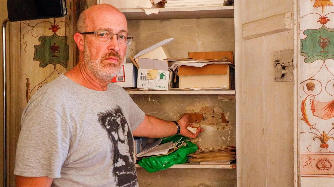 Don Daniele. mostra i danni subiti e la cassaforte smurata (FotocronacheGermogli)