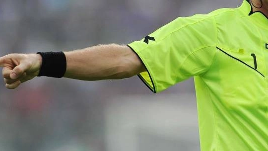 Un arbitro in azione (foto repertorio) Un arbitro in azione (foto repertorio)
