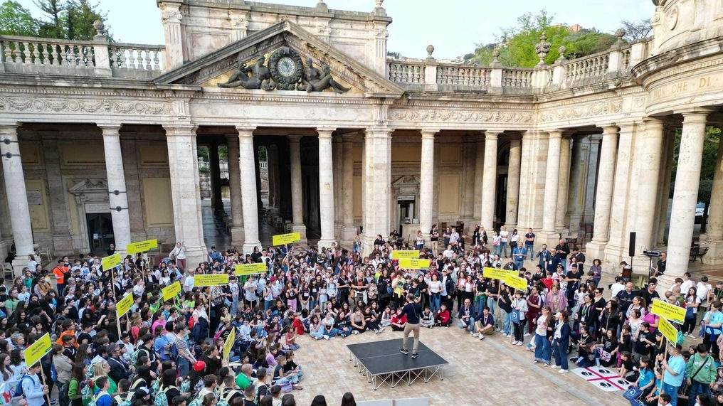 Nella giornata di apertura del 3 aprile, alle 18 il Festival di Primavera entrerà nel vivo con la sfilata dei cori, dal Teatro Verdi alle Terme Tettuccio