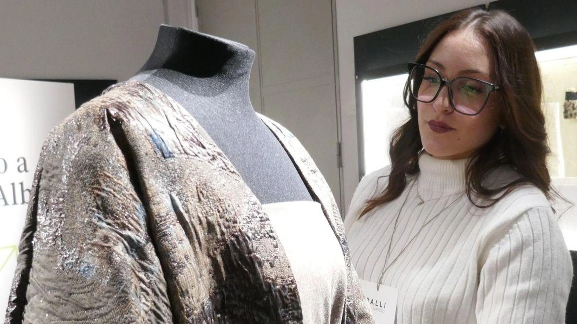 L’allestimento al Fabbricone Storico riproduce vestiti di scena ideati dallo stilista per il noir ’Latina’ di Ronconi L’allestimento al Fabbricone Storico riproduce vestiti di scena ideati dallo stilista per il noir ’Latina’ di Ronconi