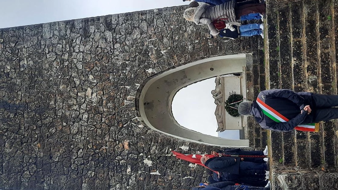 La visita degli studenti della III C «Gamerra» di Pisa a Sant’Anna di Stazzema, piccolo paese in provincia di Lucca, avvenuta il 3 dicembre scorso. Gli alunni sono stati accompagnati dagli. insegnanti e dall’assessore Riccardo Buscemi La visita degli studenti della III C «Gamerra» di Pisa a Sant’Anna di Stazzema, piccolo paese in provincia di Lucca, avvenuta il 3 dicembre scorso. Gli alunni sono stati accompagnati dagli. insegnanti e dall’assessore Riccardo Buscemi