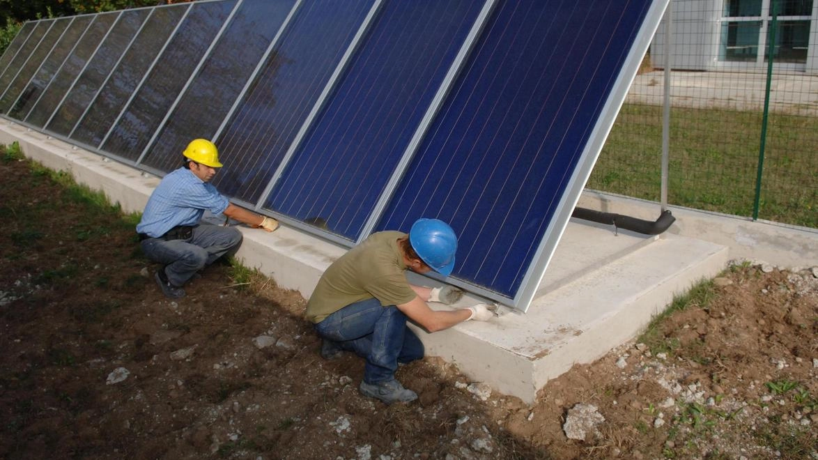 Nella foto d’archivio l’installazione di pannelli fotovoltaici, i sindaci della Valdichiana protestano per la norma sui nuovi impianti vicini alle autostrade Nella foto d’archivio l’installazione di pannelli fotovoltaici, i sindaci della Valdichiana protestano per la norma sui nuovi impianti vicini alle autostrade
