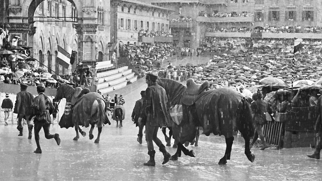 La foto di Augusto Mattioli sul Palio di luglio. 1978 con il corteo interrotto dalla pioggia La foto di Augusto Mattioli sul Palio di luglio. 1978 con il corteo interrotto dalla pioggia