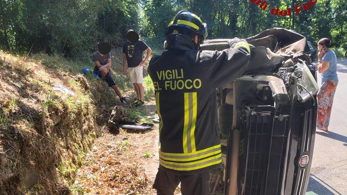 Barga, auto si ribalta in curva: in ospedale la conducente di 84 anni Barga, auto si ribalta in curva: in ospedale la conducente di 84 anni
