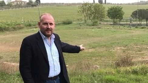 Il sindaco David Baroncelli nell’area dove sorgerà la scuola primaria Il sindaco David Baroncelli nell’area dove sorgerà la scuola primaria