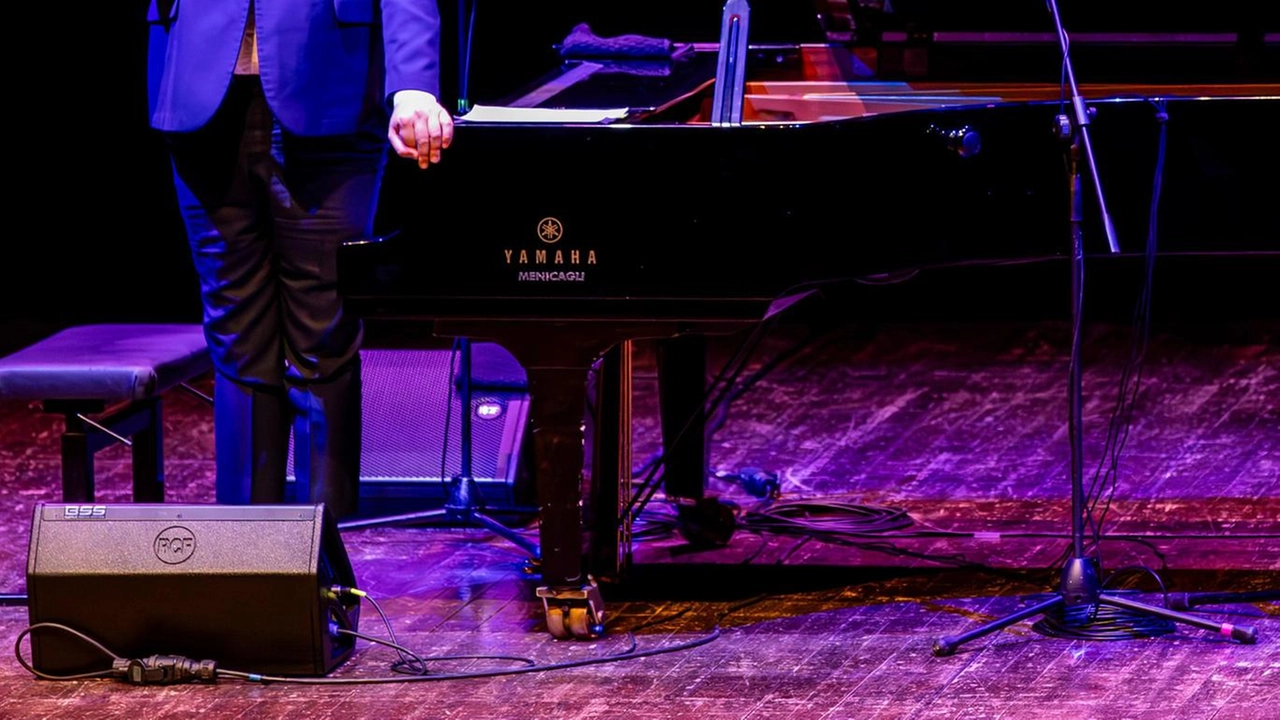 Raphael Gualazzi, nato a Urbino 43 anni fa,. è musicista, cantautore, compositore, arrangiatore e produttore Raphael Gualazzi, nato a Urbino 43 anni fa,. è musicista, cantautore, compositore, arrangiatore e produttore