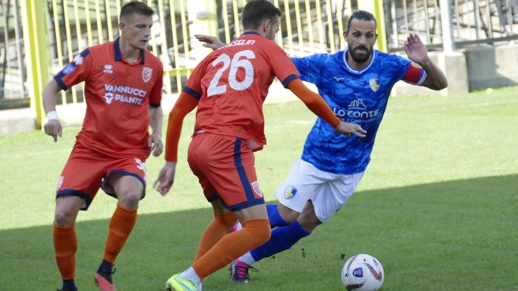 Pinzauti e Greselin in un duello a centrocampo contro Remedi, capitano del Prato (Attalmi) Pinzauti e Greselin in un duello a centrocampo contro Remedi, capitano del Prato (Attalmi)