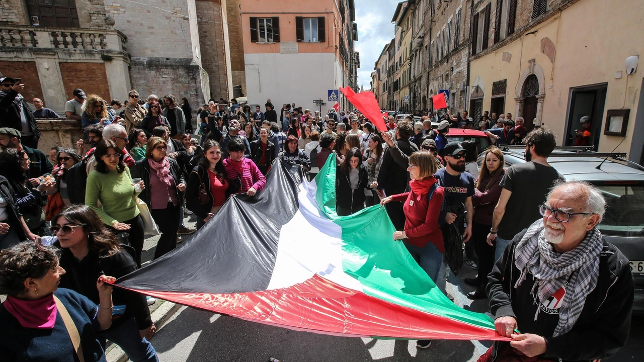 La governatrice Stefania Proietti: "Un 25 Aprile tanto partecipato vivo e vivificante per la Costituzione come non se ne ricordano".