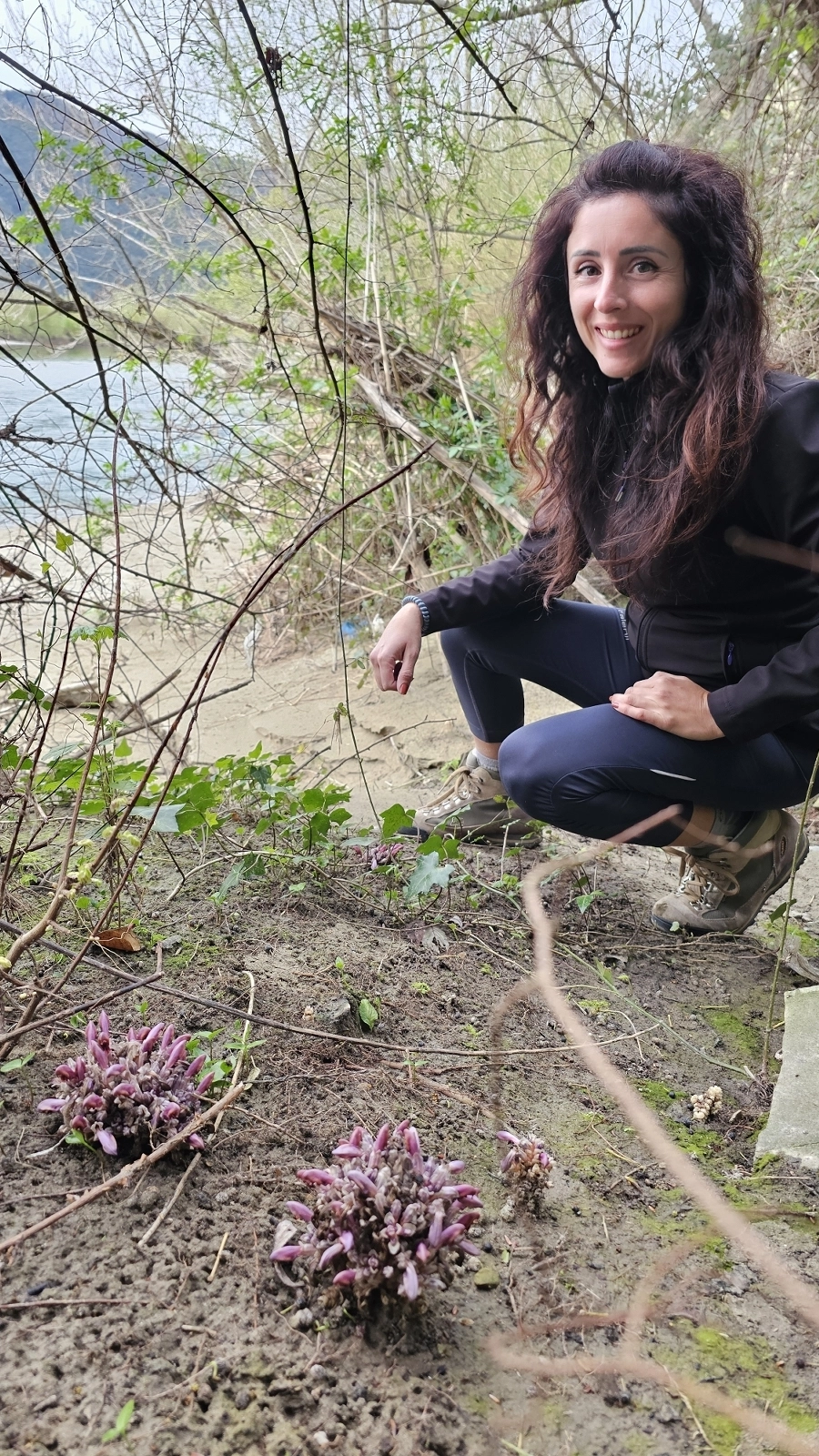 Debora Bedini davanti alla ’stazione’ di Lathraea clandestina L., pianta molto rara