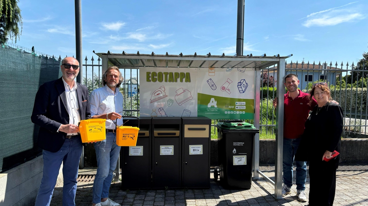 L’Ecotappa nella sede del Comune in via Vittorio Veneto: nella foto il sindaco di Chiesina Uzzanese Fabio Berti e il vicesindaco Lorenzo Vignali L’Ecotappa nella sede del Comune in via Vittorio Veneto: nella foto il sindaco di Chiesina Uzzanese Fabio Berti e il vicesindaco Lorenzo Vignali