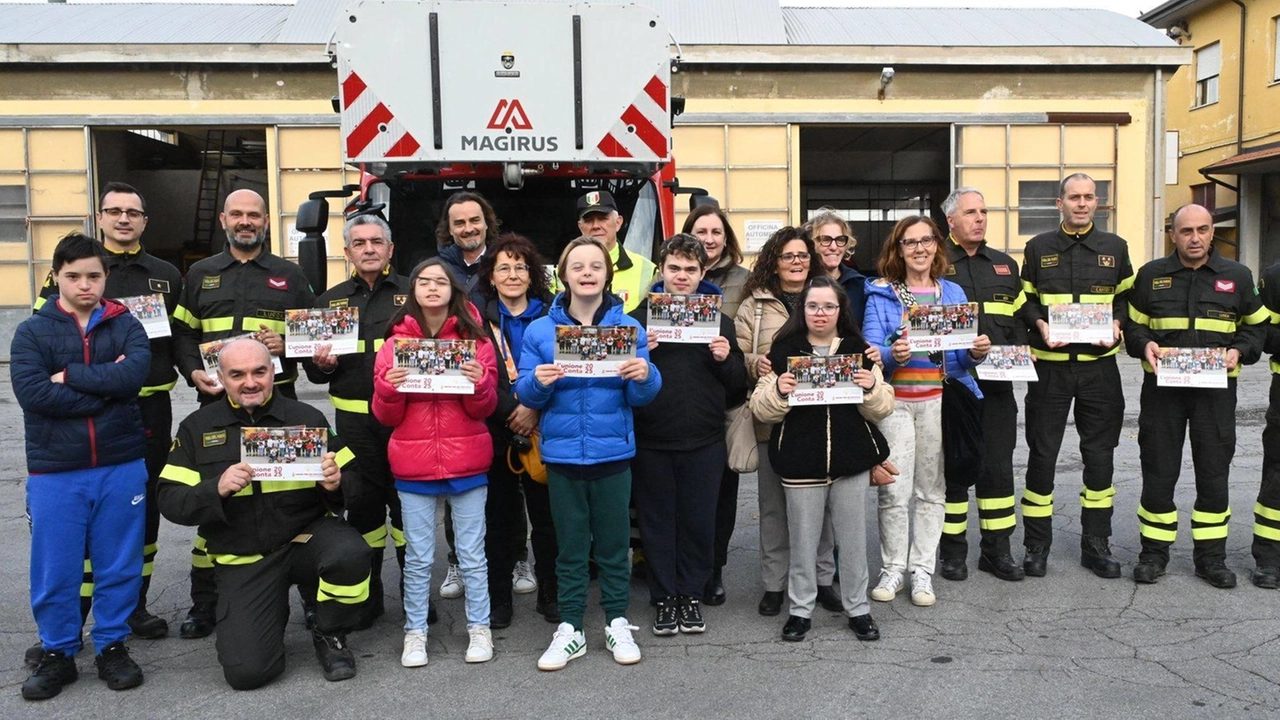 Vigili del fuoco e i volontari dell’associazione con il calendario Vigili del fuoco e i volontari dell’associazione con il calendario
