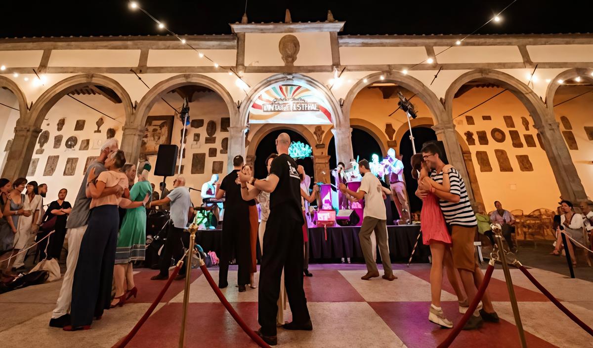 https://www.lanazione.it/image-service/view/acePublic/alias/contentid/MWMxZWIxMDEtMDY3ZS00/0/castiglioni-torna-negli-anni-50-quattro-giorni-col-vintage-festival-mercatini-musica-e-auto-depoca.jpeg?f=1.91:1&w=1200