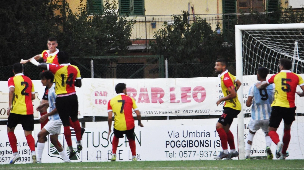 Un momento dell’amichevole tra il Poggibonsi e il. Mazzola allo stadio Lotti