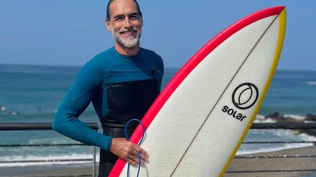 Sergio Muniz fa surf nel mare di fronte alla spiaggia di Levanto Sergio Muniz fa surf nel mare di fronte alla spiaggia di Levanto