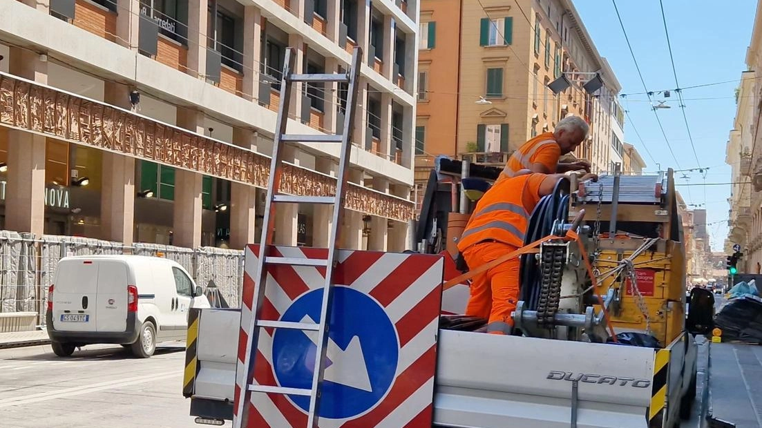 Operai al lavoro su un cantiere (foto d’archivio) il. maxi-progetto avanzato dall’amministrazione comunale non potrà contare su risorse del Piano di rigenerazione