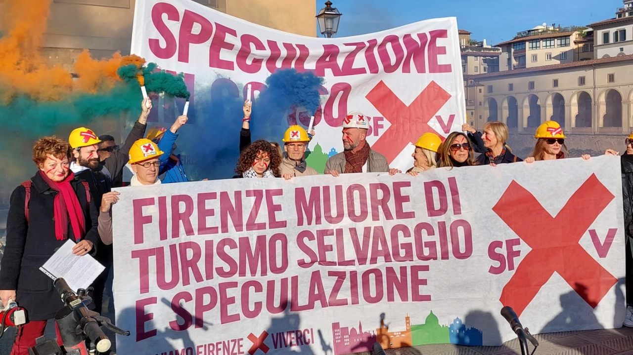 Un momento della protesta sui lungarni. A metterla in atto il gruppo "Salviamo Firenze" Un momento della protesta sui lungarni. A metterla in atto il gruppo "Salviamo Firenze"