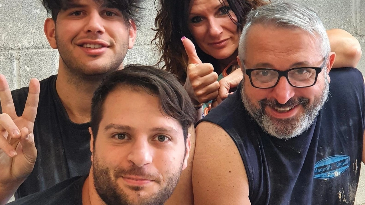 La famiglia Mirenda inaugura oggi la bottega «La Galleria Nuove Forme d’Arte» nel centro storico di Montelupo La famiglia Mirenda inaugura oggi la bottega «La Galleria Nuove Forme d’Arte» nel centro storico di Montelupo