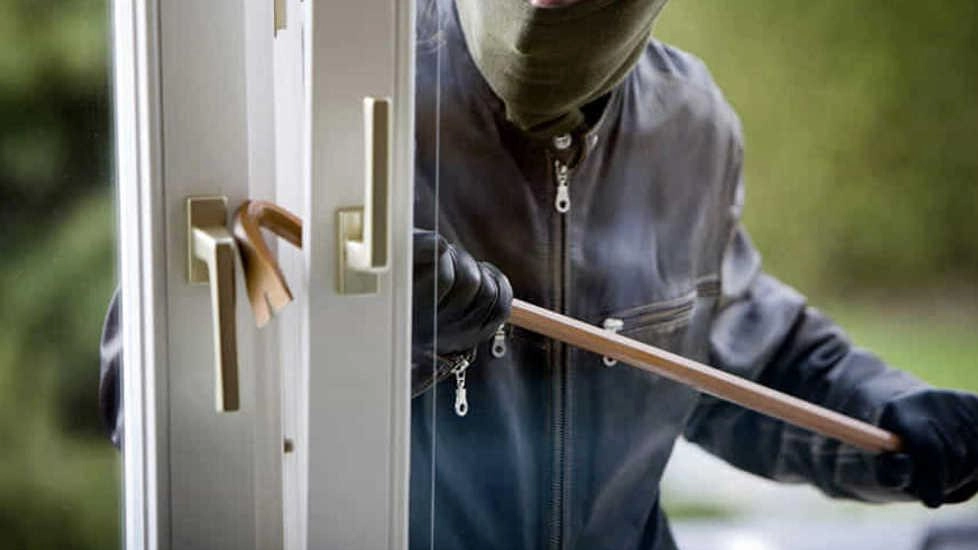In totale negli ultimi giorni si sono verificati ben quattro casi di furti in appartamento, sempre in un raggio ristretto a Mercatale. In tutti i casi, i danni agli appartamenti hanno superato il valore della refurtiva In totale negli ultimi giorni si sono verificati ben quattro casi di furti in appartamento, sempre in un raggio ristretto a Mercatale. In tutti i casi, i danni agli appartamenti hanno superato il valore della refurtiva