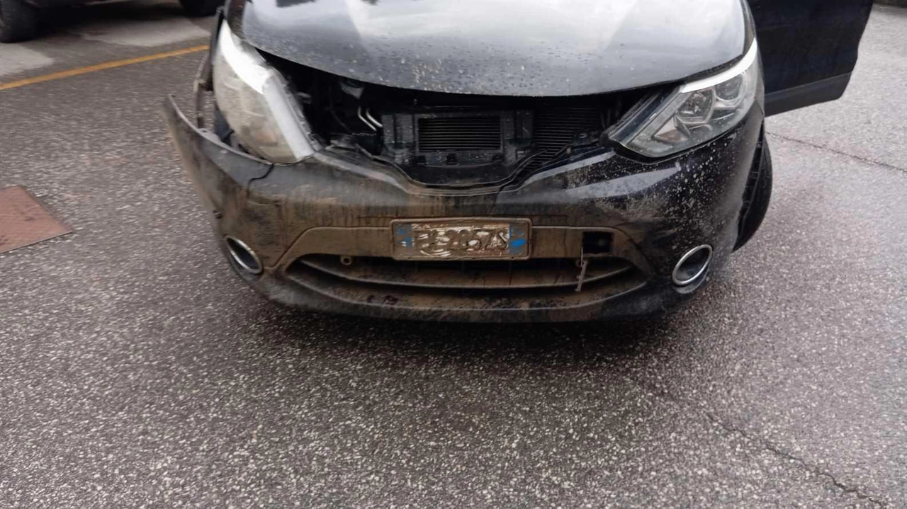 Un’immagine dell’auto del signor Antonio Gatto dopo lo spaventoso scontro con un cinghiale in via di Sottomonte Un’immagine dell’auto del signor Antonio Gatto dopo lo spaventoso scontro con un cinghiale in via di Sottomonte