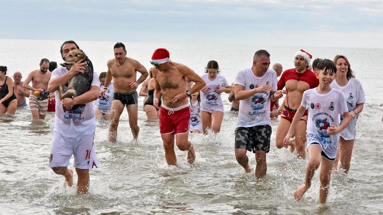 Ieri mattina a Follonica e a Castiglione della Pescaia, con la simpatica e "folle" consuetudine, alcuni "coraggiosi" nuotatori hanno salutato il nuovo anno. Tra questi anche Giovanna Pellegrino, 77 anni. Ieri mattina a Follonica e a Castiglione della Pescaia, con la simpatica e "folle" consuetudine, alcuni "coraggiosi" nuotatori hanno salutato il nuovo anno. Tra questi anche Giovanna Pellegrino, 77 anni.