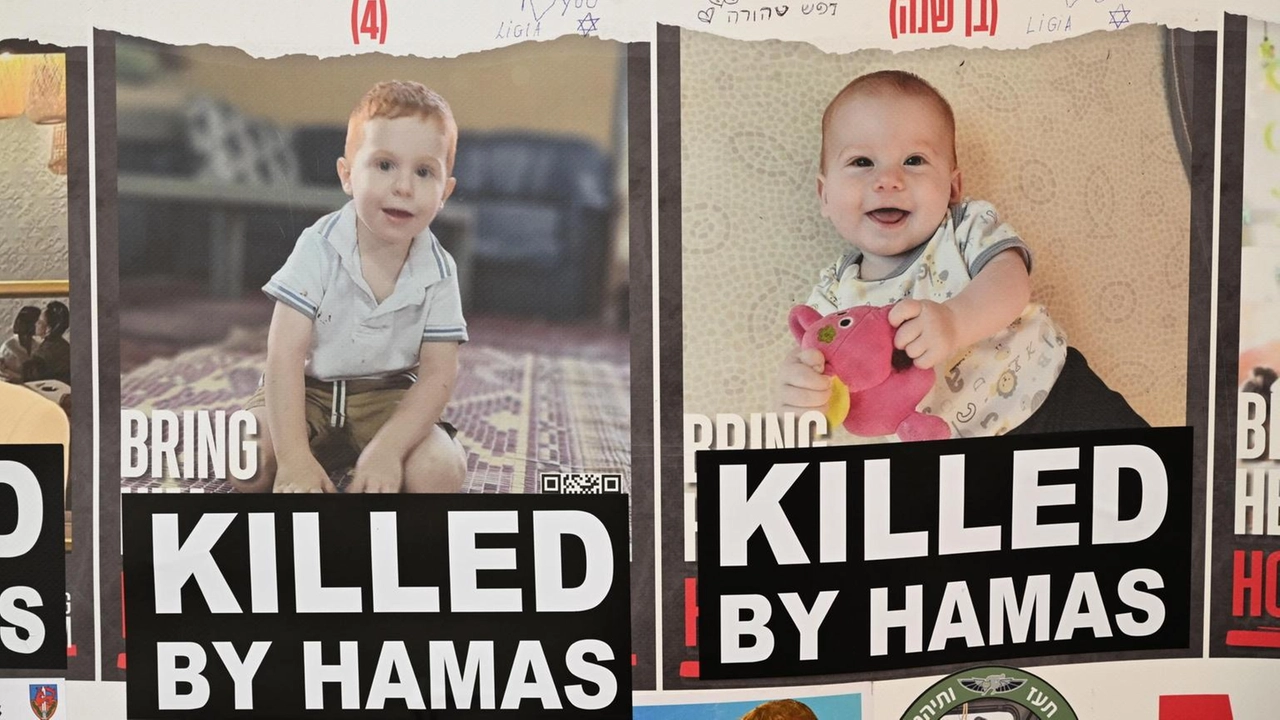 Israele, i fratellini Bibas. "Uccisi a mani nude". Lo dichiara il portavoce dell'Idf Daniel Hagari Israele, i fratellini Bibas. "Uccisi a mani nude". Lo dichiara il portavoce dell'Idf Daniel Hagari