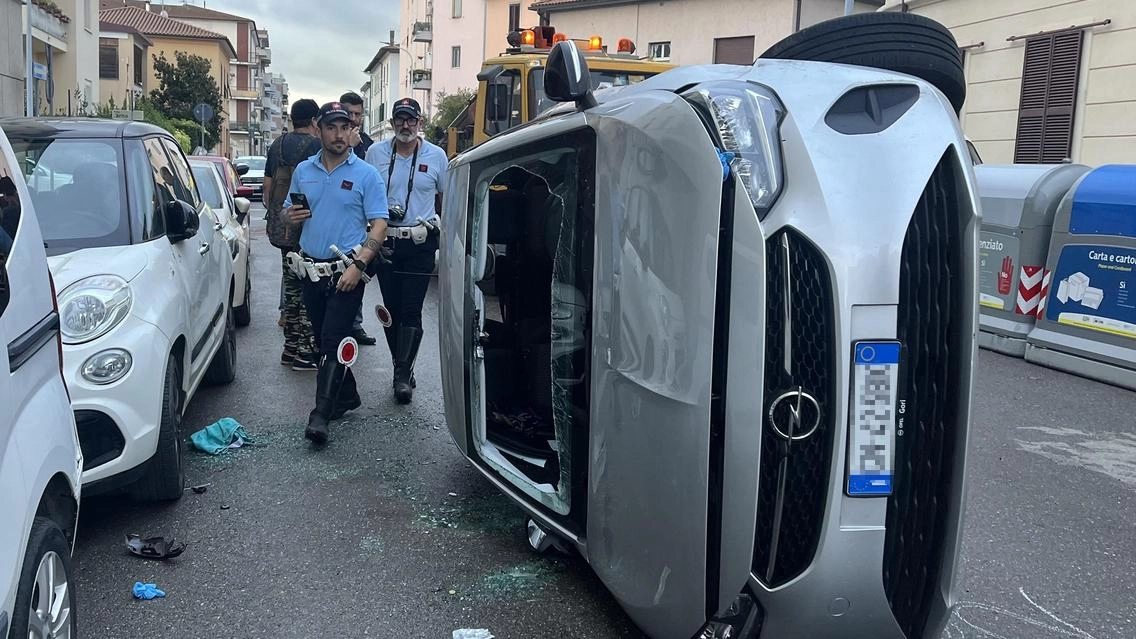 L’anziana ha urtato un’autovettura in sosta. Estratta dai Vigili del fuoco L’anziana ha urtato un’autovettura in sosta. Estratta dai Vigili del fuoco