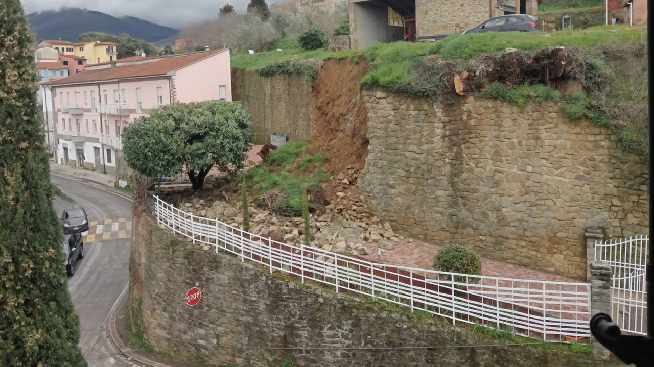 Paura ieri mattina a Loro Ciuffenna quando terra e pietre sono cadute all’interno di una abitazione. La pioggia ha creato il movimento e l’allerta arancione di oggi fa scattare il piano di sicurezza. Paura ieri mattina a Loro Ciuffenna quando terra e pietre sono cadute all’interno di una abitazione. La pioggia ha creato il movimento e l’allerta arancione di oggi fa scattare il piano di sicurezza.