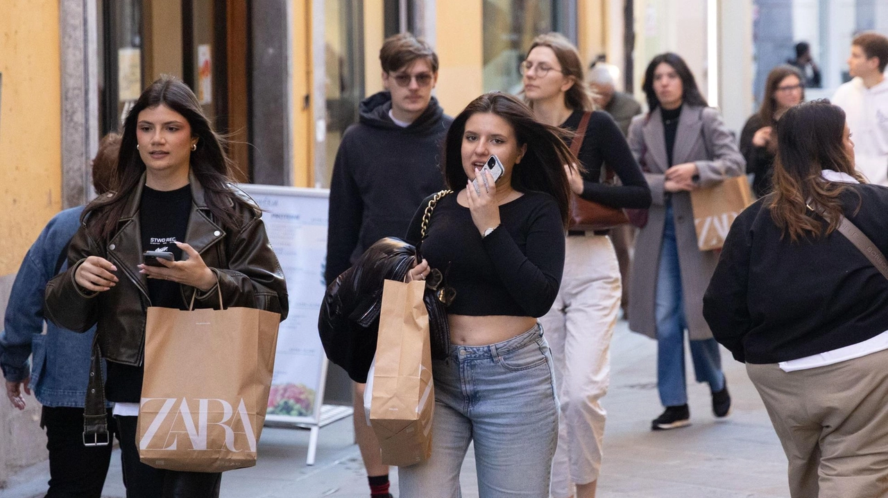 Parola ai commercianti delle attività che da anni illuminano le vie di Pisa. Focus sulla situazione sicurezza: "Tema centrale, serve più decoro urbano". E poi le note dolenti: "Il buon senso ci direbbe di chiudere, ma non molliamo".