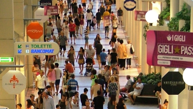 L'interno del centro commerciale I Gigli, aperti anche nella giornata del 15 agosto L'interno del centro commerciale I Gigli, aperti anche nella giornata del 15 agosto