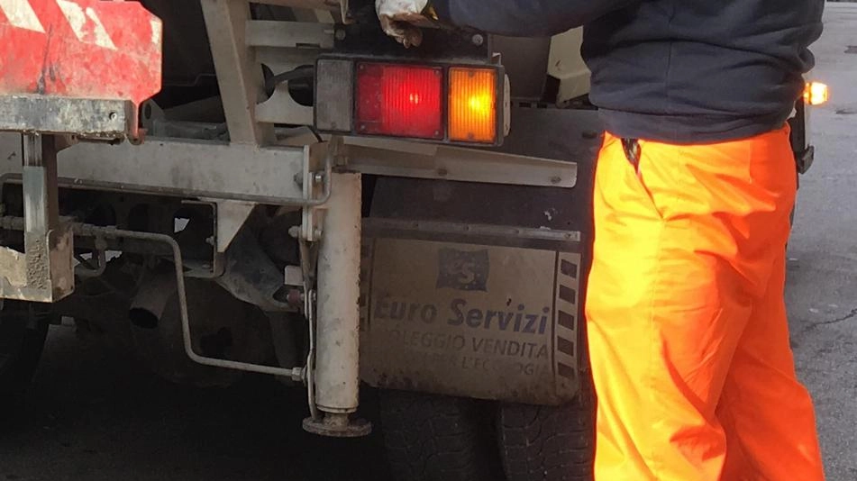 Il furto è avvenuto ieri mattina in centro a San Miniato. L’operatore stava svuotando i cestini. Sulla vicenda indagano i carabinieri. Il mezzo ritrovato dopo un’ora ad un chilometro dalla città. Il furto è avvenuto ieri mattina in centro a San Miniato. L’operatore stava svuotando i cestini. Sulla vicenda indagano i carabinieri. Il mezzo ritrovato dopo un’ora ad un chilometro dalla città.
