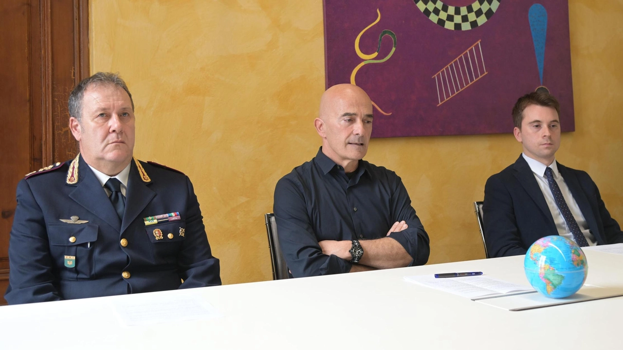 Da sinistra, il primo dirigente Virgilio Russo, dirigente della divisione Anticrimine, il questore Edgardo Giobbi,. e il Commissario capo Alessio Jaci, dirigente della Digos (foto Alcide) Da sinistra, il primo dirigente Virgilio Russo, dirigente della divisione Anticrimine, il questore Edgardo Giobbi,. e il Commissario capo Alessio Jaci, dirigente della Digos (foto Alcide)