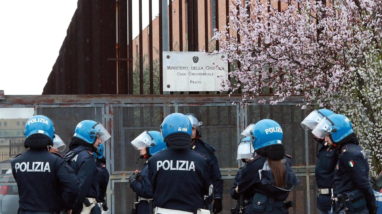 Entrati cellulari e droga Ispezioni a 127 reclusi, anche mafiosi Entrati cellulari e droga Ispezioni a 127 reclusi, anche mafiosi