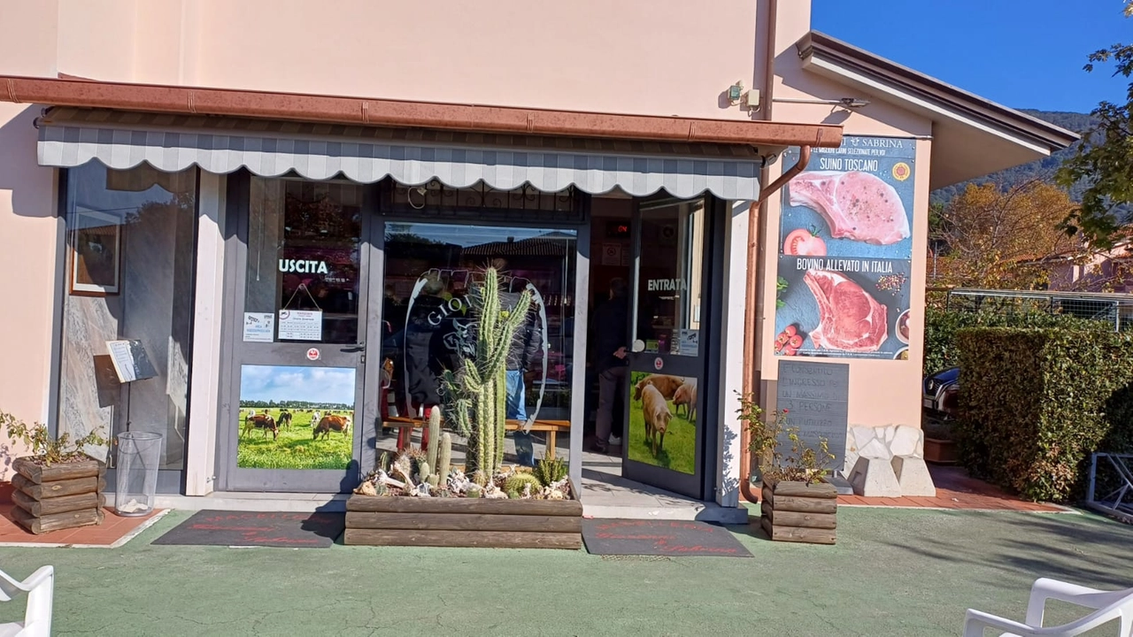 La macelleria “Giovanni e Sabrina” a Orzignano dove è in corso una raccolta fondi da destinare alla famiglia per ricordare l'uomo ucciso al pronto soccorso La macelleria “Giovanni e Sabrina” a Orzignano dove è in corso una raccolta fondi da destinare alla famiglia per ricordare l'uomo ucciso al pronto soccorso