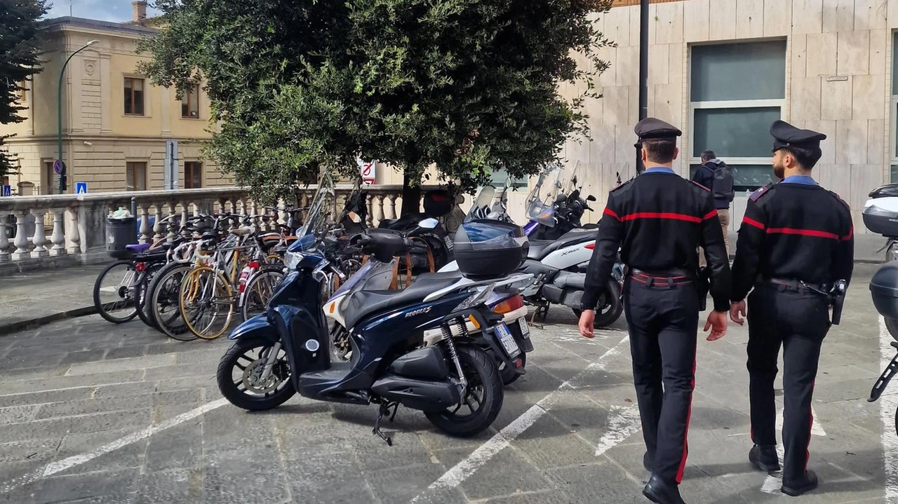 A Siena, un ladro seriale di biciclette elettriche evade l'arresto per un errore procedurale. L'avvocato dell'imputato ha ottenuto il rinvio del processo per mancato avviso della difesa. L'uomo, noto alle forze dell'ordine anche a Firenze, è libero di muoversi in attesa di ulteriori sviluppi. A Siena, un ladro seriale di biciclette elettriche evade l'arresto per un errore procedurale. L'avvocato dell'imputato ha ottenuto il rinvio del processo per mancato avviso della difesa. L'uomo, noto alle forze dell'ordine anche a Firenze, è libero di muoversi in attesa di ulteriori sviluppi.