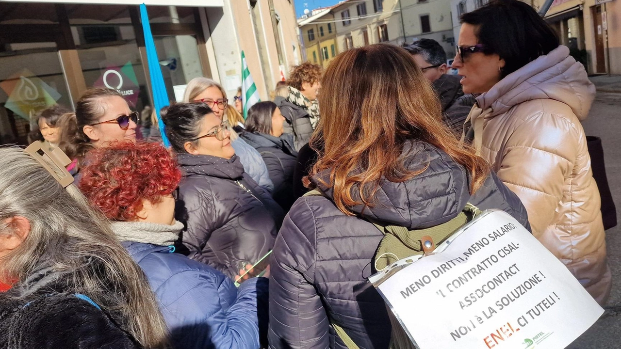 Continua a tenere banco la questione dei 98 dipendenti del call center in Sant’Agostino. Presidio davanti all’Enel. Cgil, Cisl e Uil chiedono rispetto del Ccnl e un incontro in Regione. Continua a tenere banco la questione dei 98 dipendenti del call center in Sant’Agostino. Presidio davanti all’Enel. Cgil, Cisl e Uil chiedono rispetto del Ccnl e un incontro in Regione.