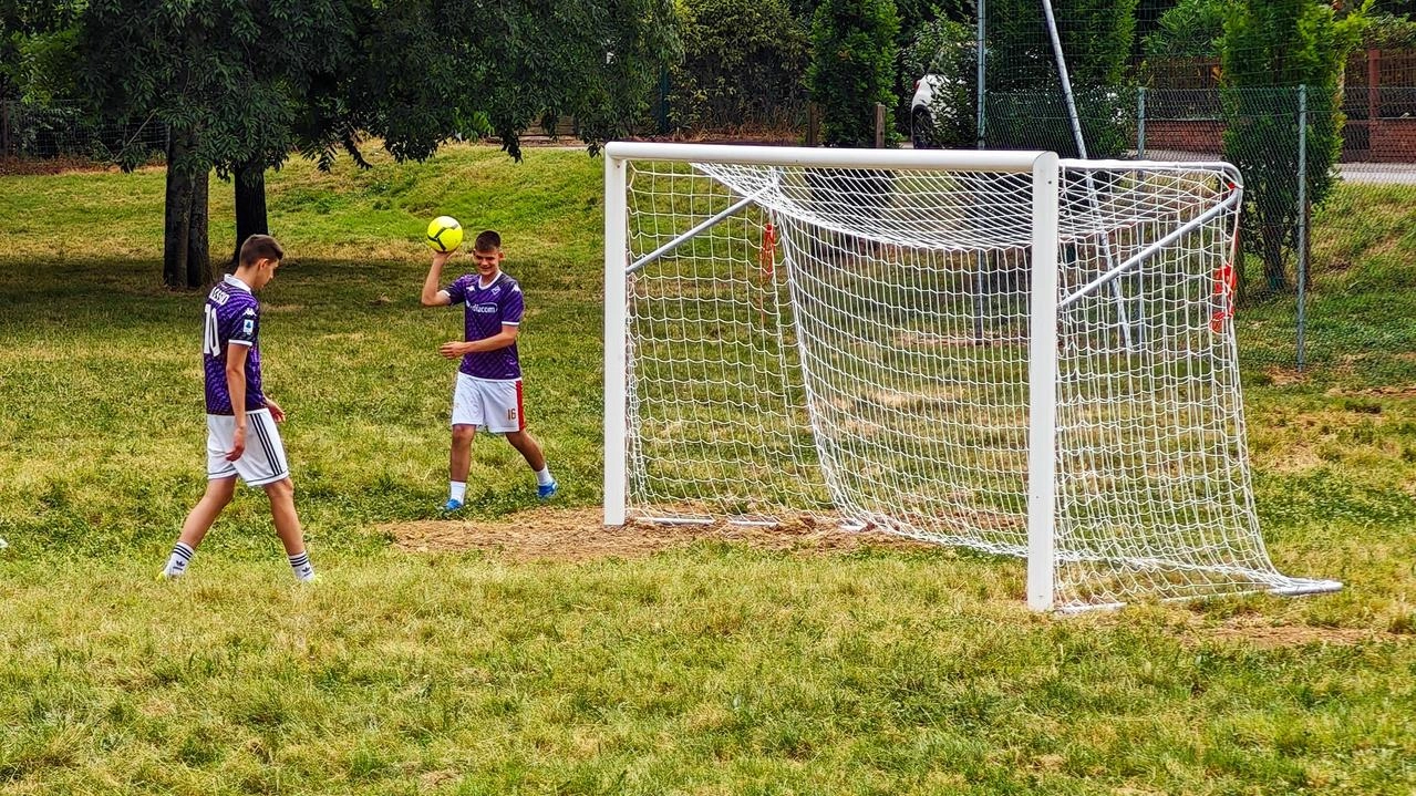 Conclusi i lavori di montaggio delle due porte da calcio e della rete parapalloni nel campo da calcio libero di via Torricelli (FotocronacheGermogli) Conclusi i lavori di montaggio delle due porte da calcio e della rete parapalloni nel campo da calcio libero di via Torricelli (FotocronacheGermogli)