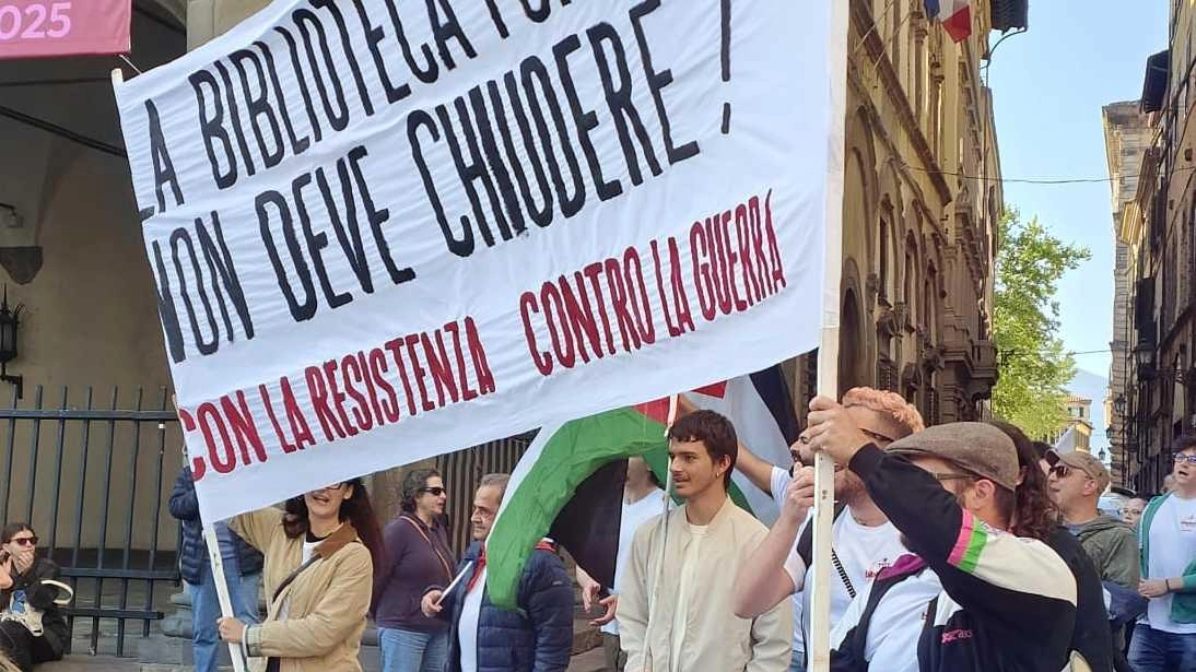 Il corteo in piazza San Michele ha puntato i riflettori sui temi caldi. Appello per la Biblioteca Popolare. Polemica per banda e majorettes in centro.