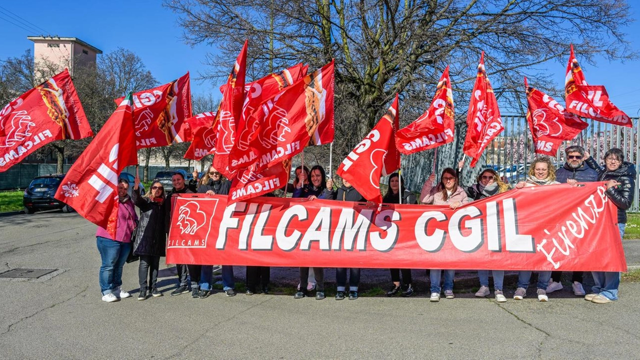 La vertenza del call center di Mondo Convenienza: sindacati e rsu ancora all’attacco della proprietà. La protesta va avanti dal 24 febbraio. La replica della Cooperativa che ha l’appalto: "Regole sempre rispettate". La vertenza del call center di Mondo Convenienza: sindacati e rsu ancora all’attacco della proprietà. La protesta va avanti dal 24 febbraio. La replica della Cooperativa che ha l’appalto: "Regole sempre rispettate".