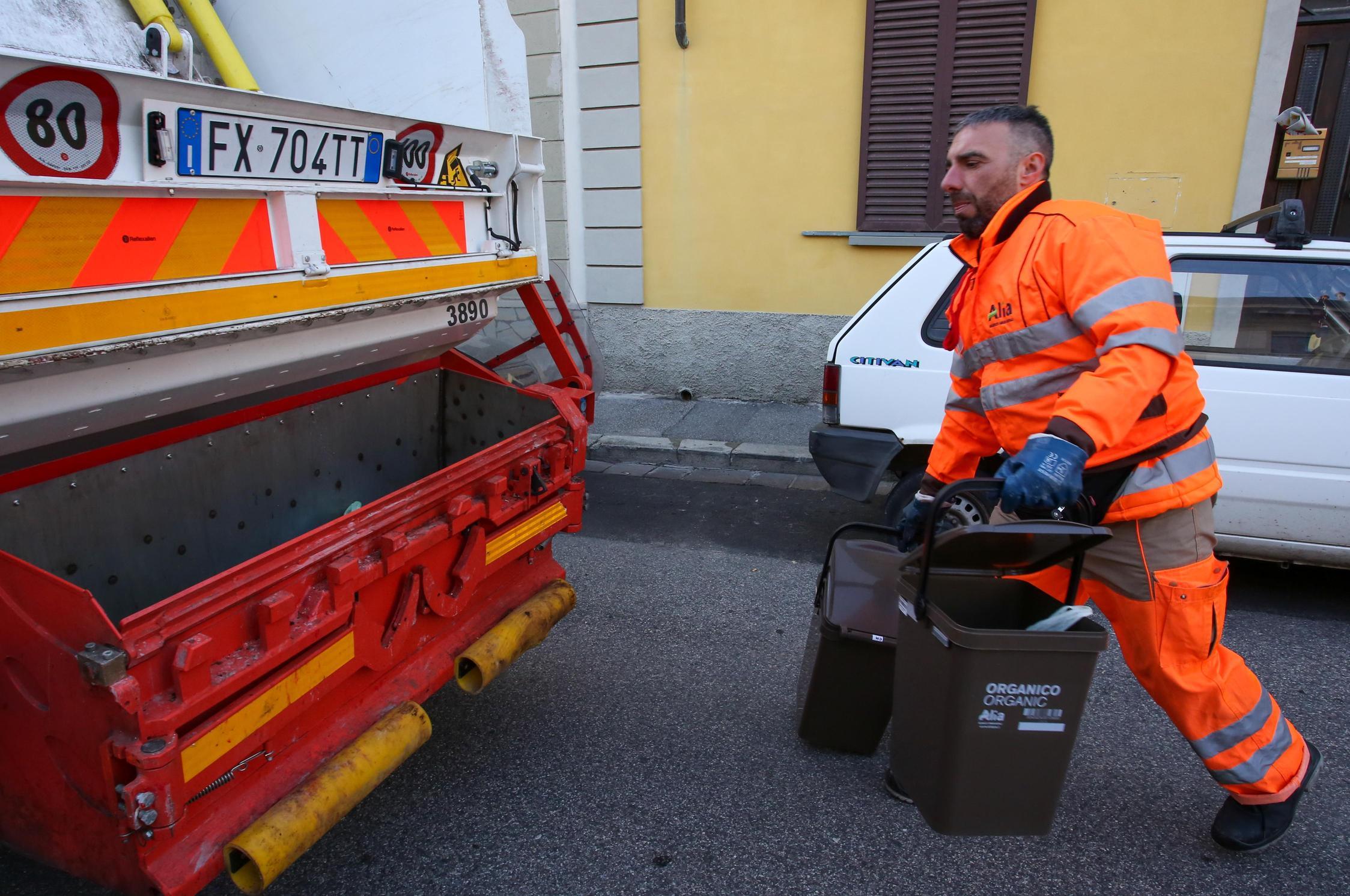 La tariffa rifiuti pesa nelle tasche . Il Comune accusa: "Costi aumentati ma i servizi sono rimasti invariati" La tariffa rifiuti pesa nelle tasche . Il Comune accusa: "Costi aumentati ma i servizi sono rimasti invariati"