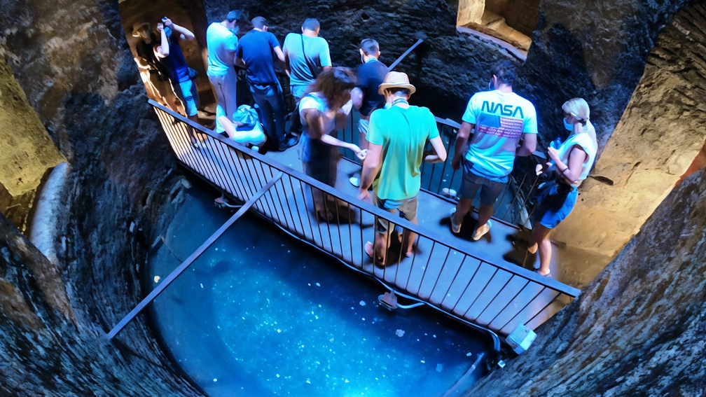 Battuta d’arresto per il. pozzo di San Patrizio: -10% di ingressi, per un calo di visitatori che si attesta intorno alle 22mila presenze in meno Battuta d’arresto per il. pozzo di San Patrizio: -10% di ingressi, per un calo di visitatori che si attesta intorno alle 22mila presenze in meno