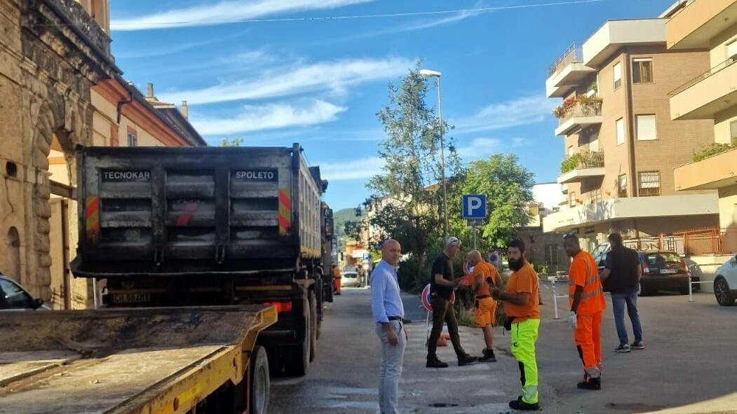 SPOLETO – Sono terminati in tempi record i lavori di asfaltatura in via Flaminia Vecchia, ma il cantiere è pronto... SPOLETO – Sono terminati in tempi record i lavori di asfaltatura in via Flaminia Vecchia, ma il cantiere è pronto...